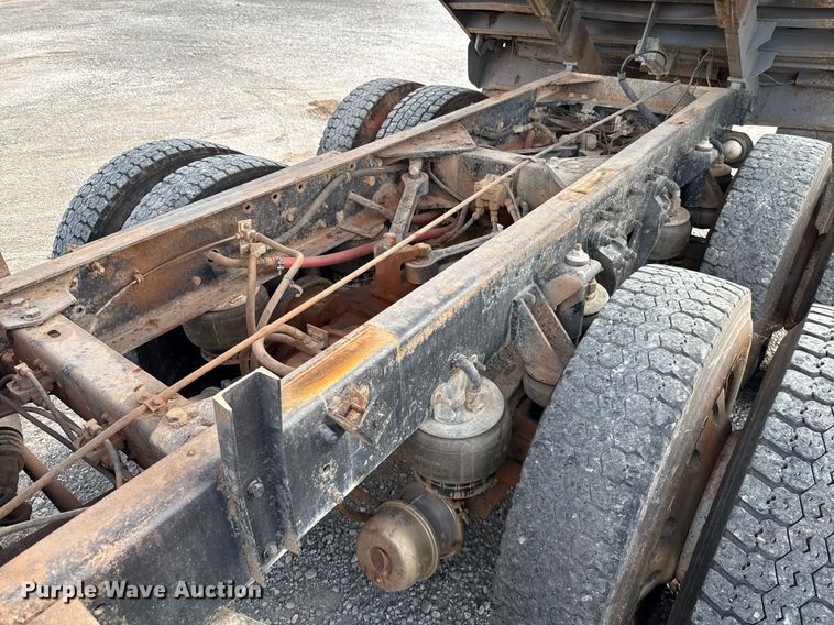 image for item EJ4620 2001 Kenworth T800 dump truck