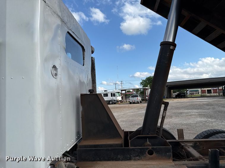 image for item EJ4620 2001 Kenworth T800 dump truck