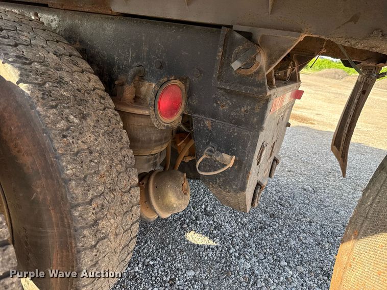 image for item EJ4620 2001 Kenworth T800 dump truck