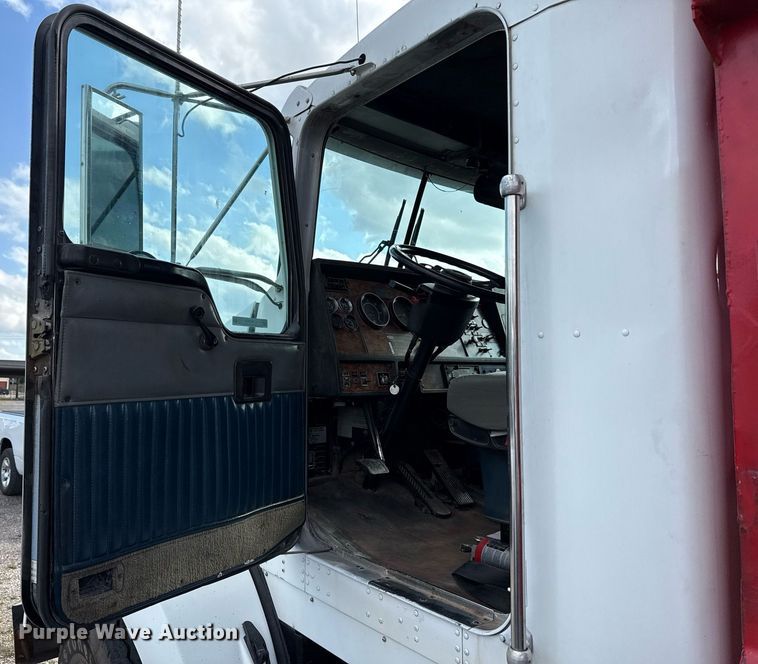 image for item EJ4620 2001 Kenworth T800 dump truck