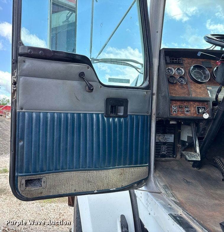 image for item EJ4620 2001 Kenworth T800 dump truck