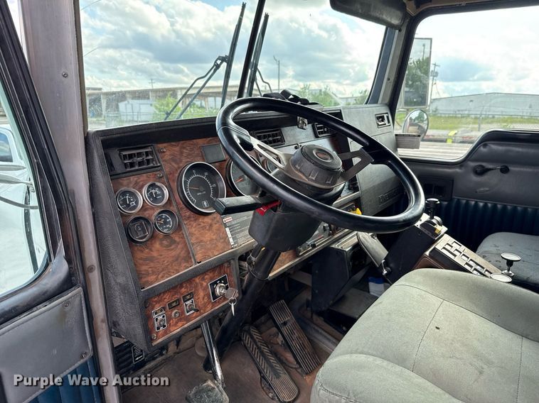 image for item EJ4620 2001 Kenworth T800 dump truck