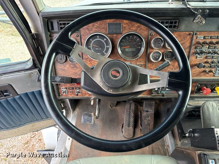 image for item EJ4620 2001 Kenworth T800 dump truck