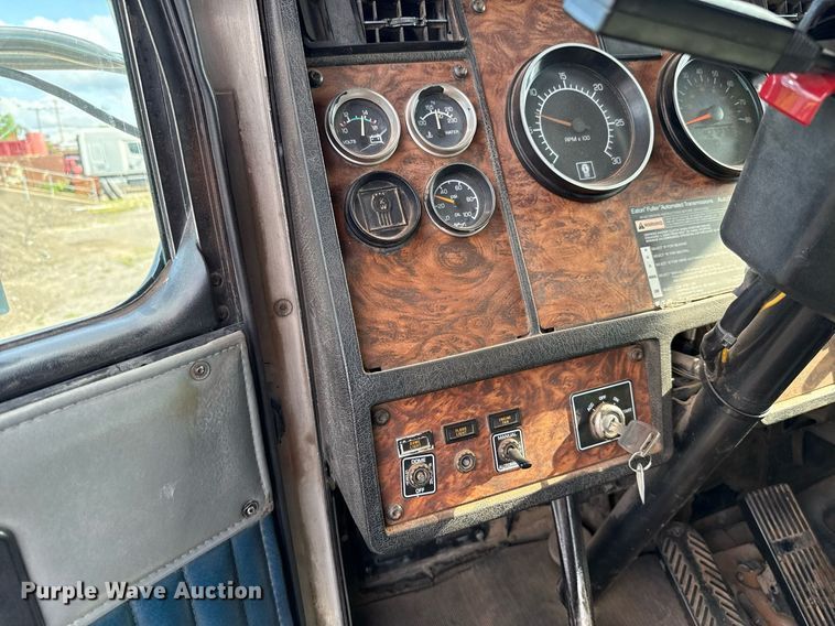 image for item EJ4620 2001 Kenworth T800 dump truck