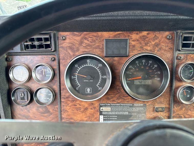 image for item EJ4620 2001 Kenworth T800 dump truck