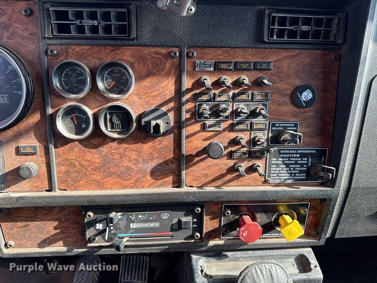 image for item EJ4620 2001 Kenworth T800 dump truck