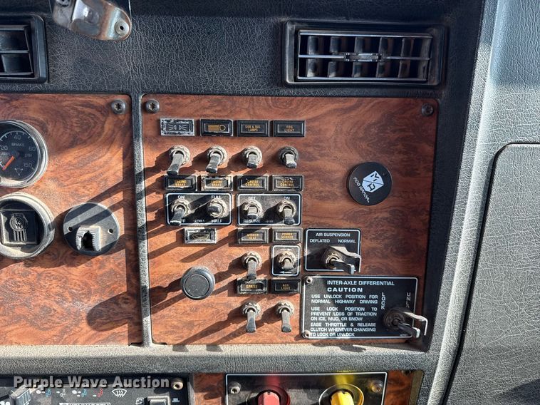 image for item EJ4620 2001 Kenworth T800 dump truck