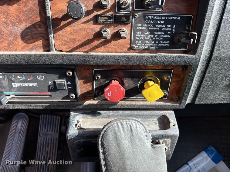 image for item EJ4620 2001 Kenworth T800 dump truck