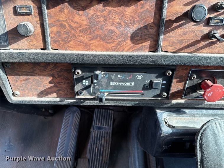 image for item EJ4620 2001 Kenworth T800 dump truck