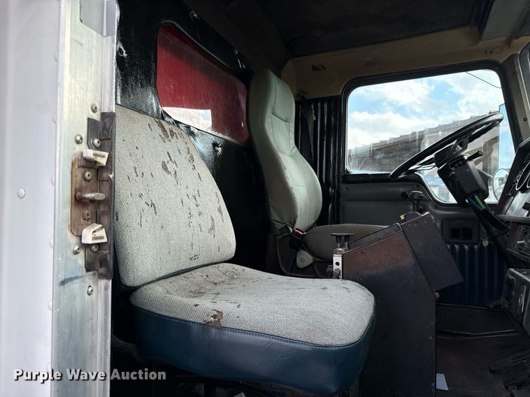 image for item EJ4620 2001 Kenworth T800 dump truck