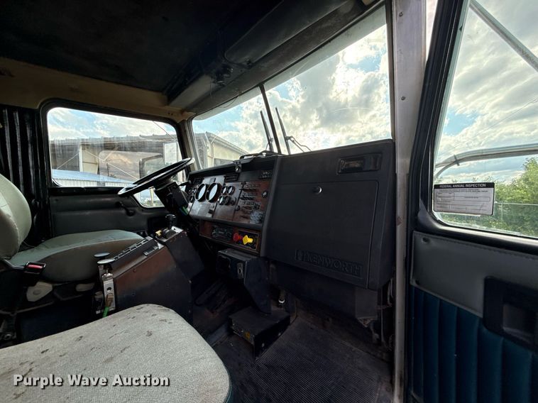 image for item EJ4620 2001 Kenworth T800 dump truck