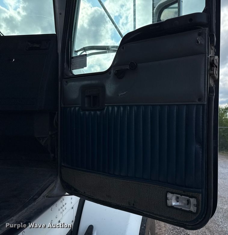 image for item EJ4620 2001 Kenworth T800 dump truck