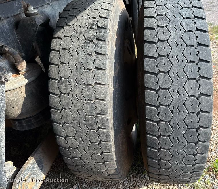 image for item EJ4620 2001 Kenworth T800 dump truck