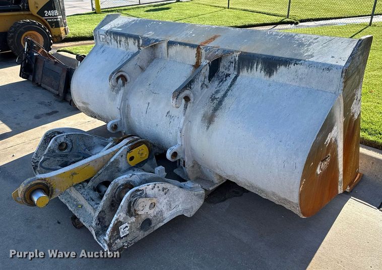 image for item EJ4633 Paladin Komatsu-416 bucket