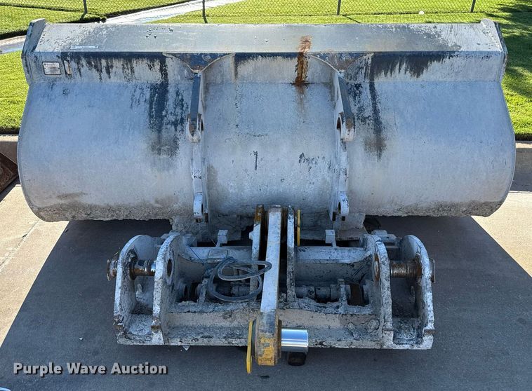 image for item EJ4633 Paladin Komatsu-416 bucket