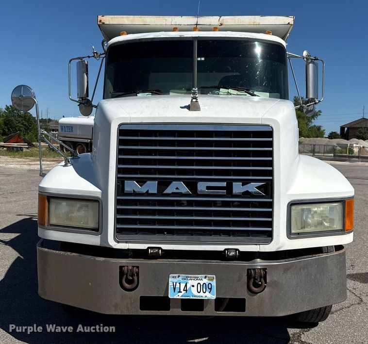 image for item EJ4637 1999 Mack CH613 dump truck