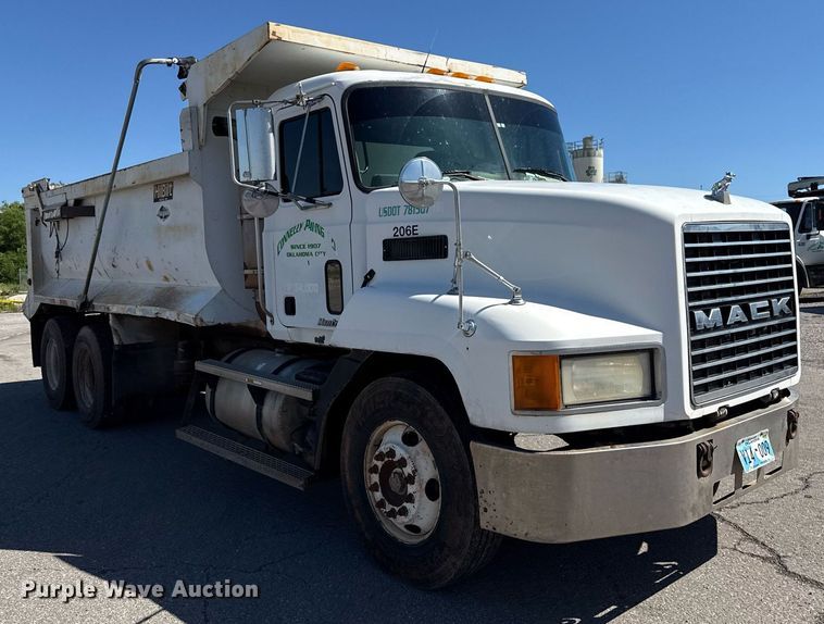 image for item EJ4637 1999 Mack CH613 dump truck