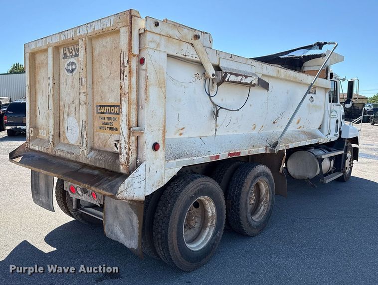 image for item EJ4637 1999 Mack CH613 dump truck