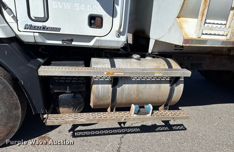 image for item EJ4637 1999 Mack CH613 dump truck