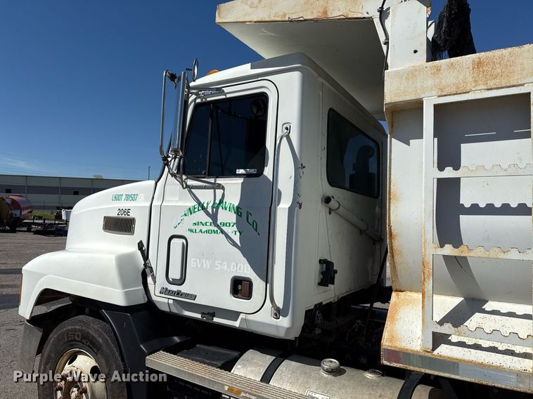 image for item EJ4637 1999 Mack CH613 dump truck