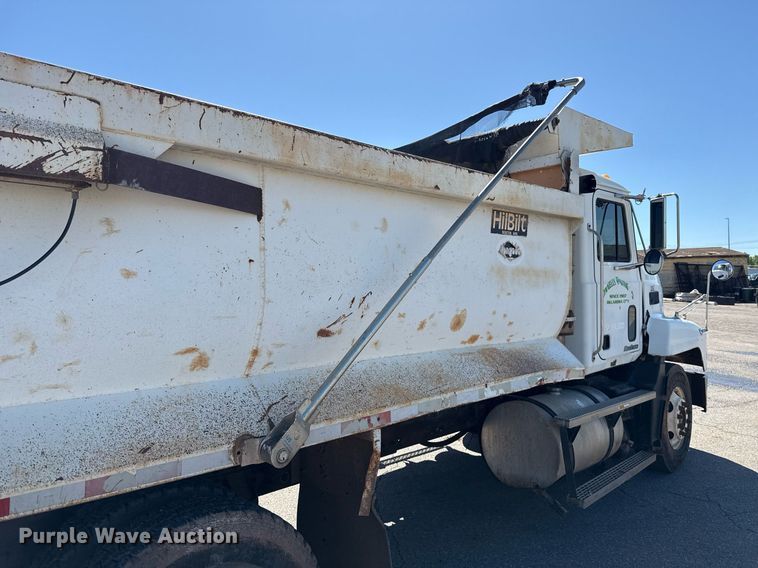 image for item EJ4637 1999 Mack CH613 dump truck