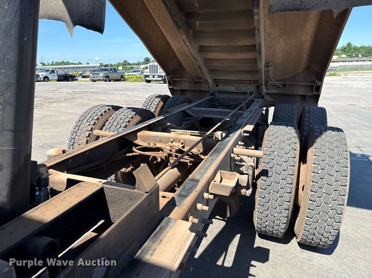 image for item EJ4637 1999 Mack CH613 dump truck
