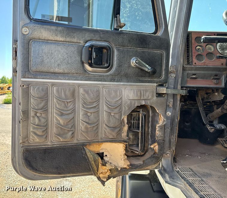 image for item EJ4637 1999 Mack CH613 dump truck