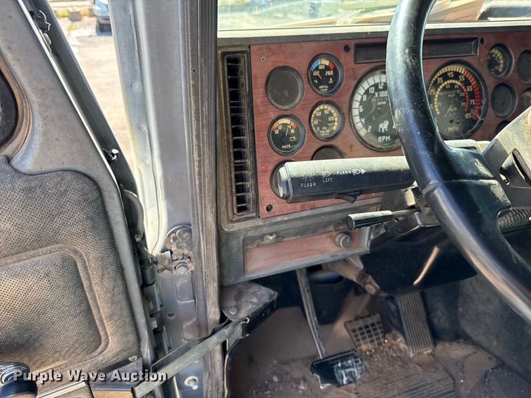 image for item EJ4637 1999 Mack CH613 dump truck