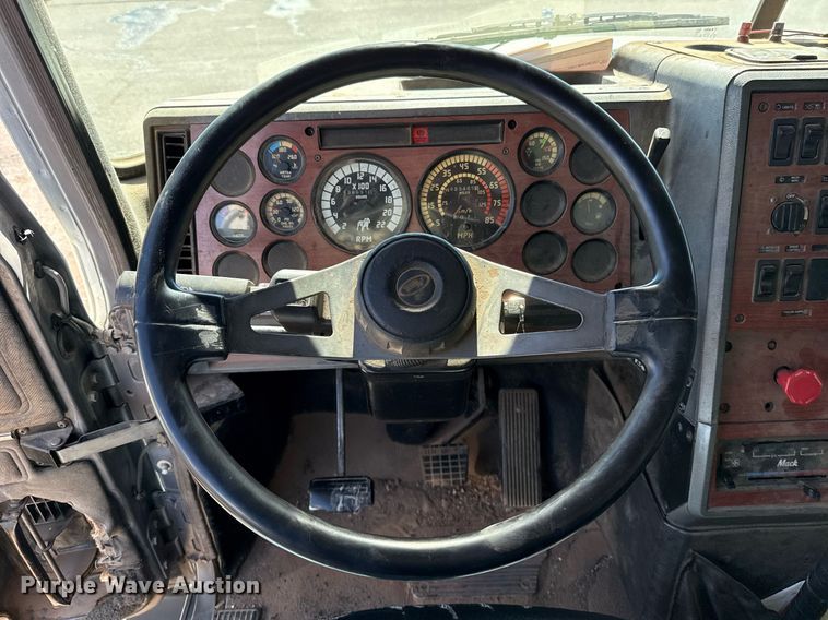 image for item EJ4637 1999 Mack CH613 dump truck