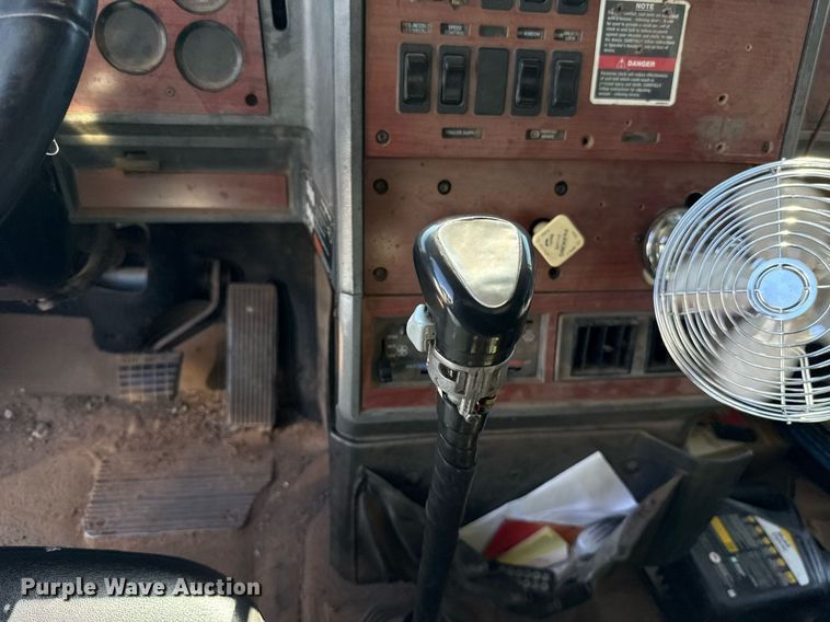 image for item EJ4637 1999 Mack CH613 dump truck