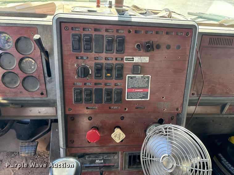 image for item EJ4637 1999 Mack CH613 dump truck