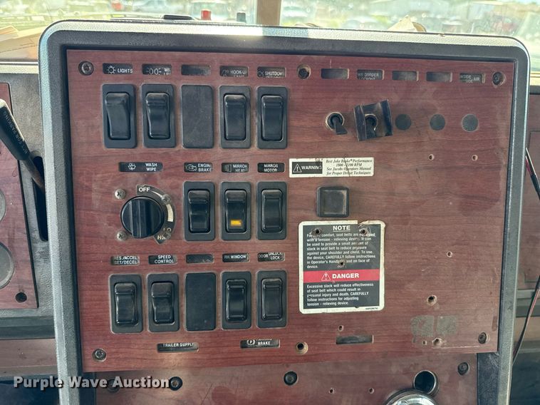 image for item EJ4637 1999 Mack CH613 dump truck