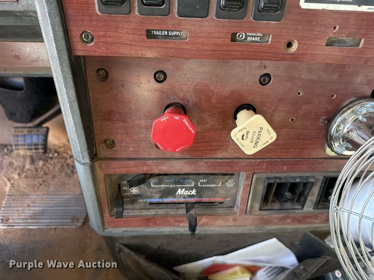 image for item EJ4637 1999 Mack CH613 dump truck