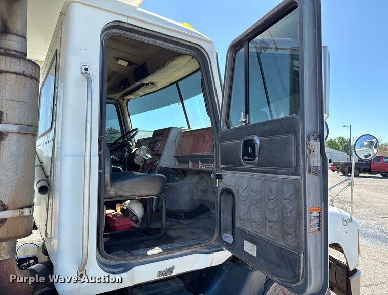 image for item EJ4637 1999 Mack CH613 dump truck