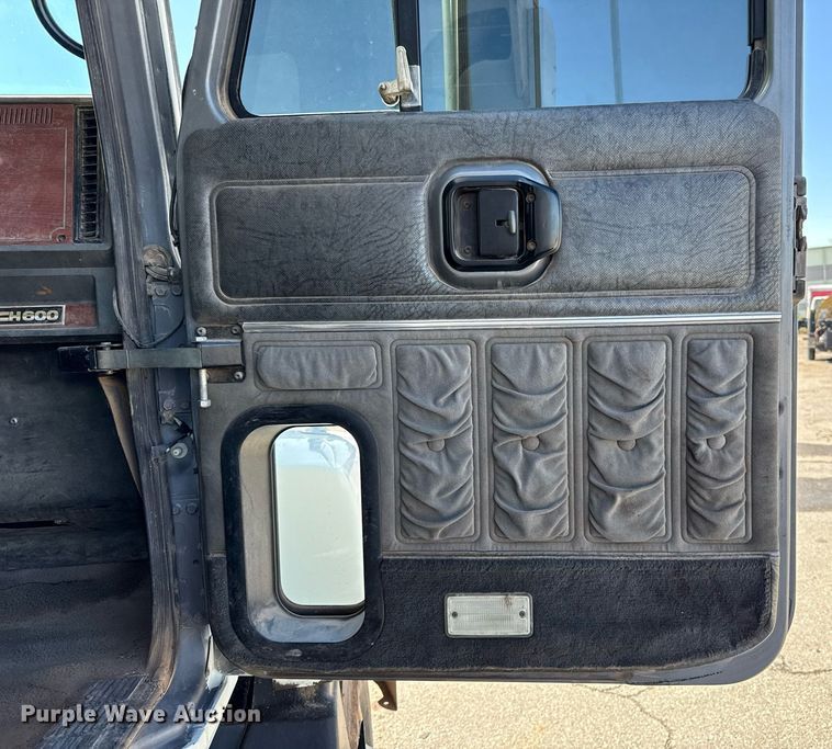 image for item EJ4637 1999 Mack CH613 dump truck