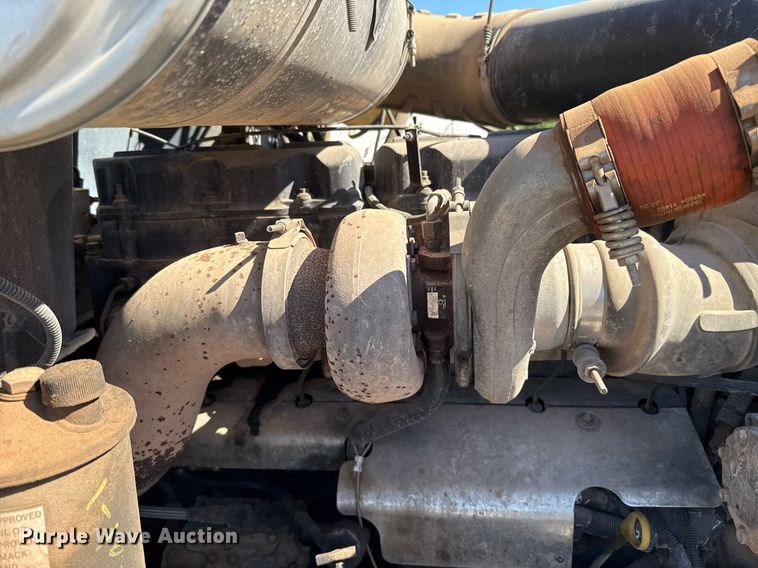 image for item EJ4637 1999 Mack CH613 dump truck