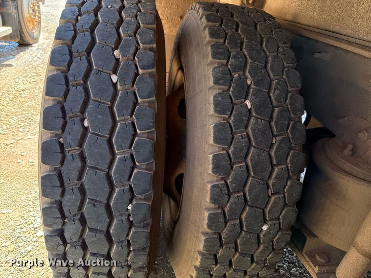 image for item EJ4637 1999 Mack CH613 dump truck