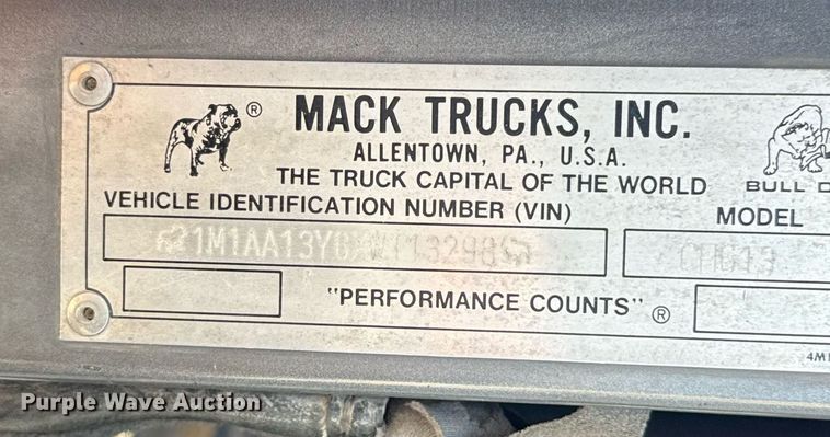 image for item EJ4637 1999 Mack CH613 dump truck