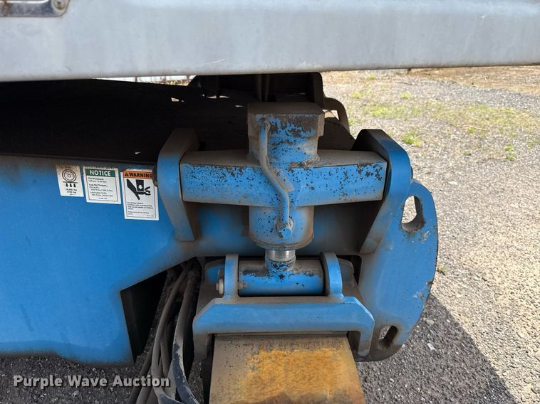 image for item EJ4700 2004 Genie S-85 boom lift