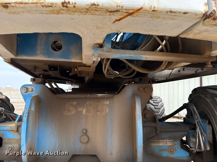 image for item EJ4700 2004 Genie S-85 boom lift