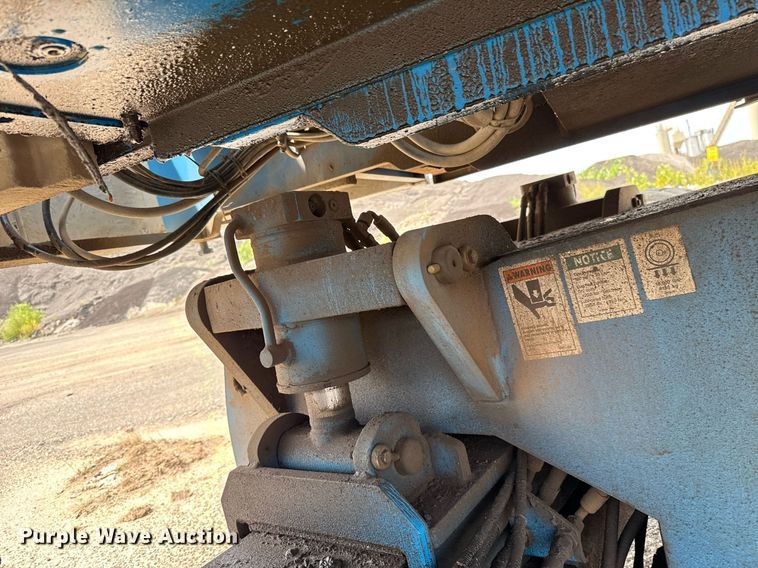 image for item EJ4700 2004 Genie S-85 boom lift