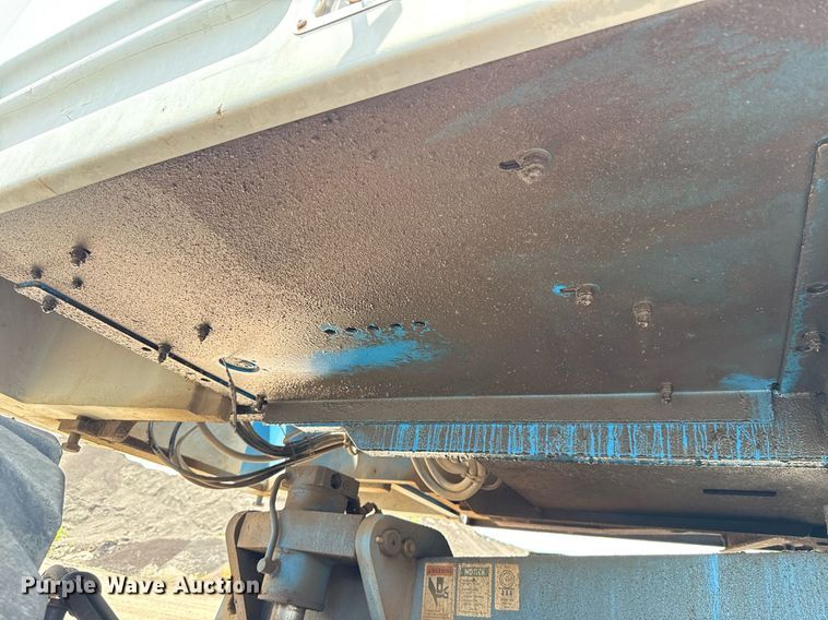 image for item EJ4700 2004 Genie S-85 boom lift