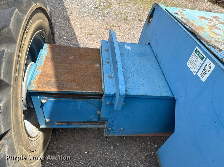 image for item EJ4700 2004 Genie S-85 boom lift