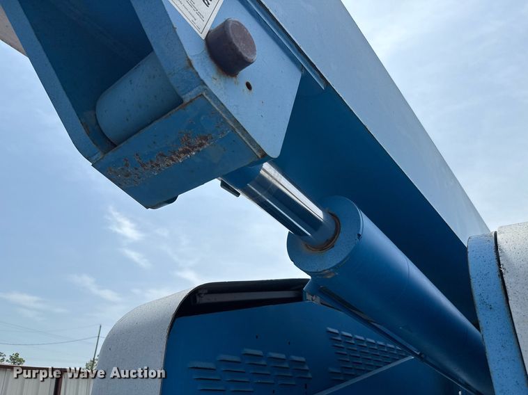 image for item EJ4700 2004 Genie S-85 boom lift