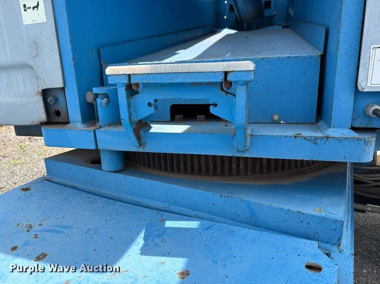 image for item EJ4700 2004 Genie S-85 boom lift