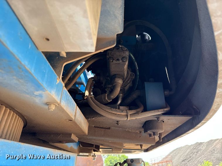 image for item EJ4700 2004 Genie S-85 boom lift