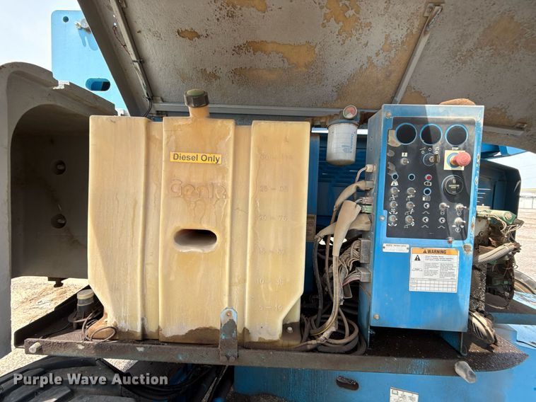 image for item EJ4700 2004 Genie S-85 boom lift