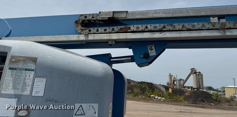 image for item EJ4700 2004 Genie S-85 boom lift