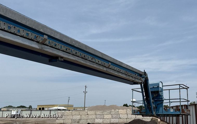 image for item EJ4700 2004 Genie S-85 boom lift