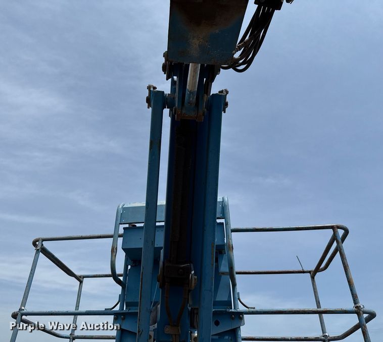 image for item EJ4700 2004 Genie S-85 boom lift